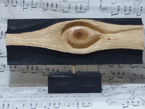 cahin caha bastaing en pin, brûlé et sculpté. 