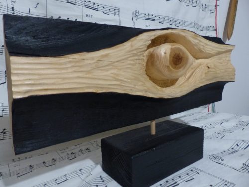 cahin caha bastaing en pin, brûlé et sculpté. 