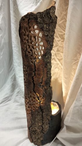 Sève d'or . Motifs de feuilles sur écorce d'arbre et sève d'or à l'intérieur.
